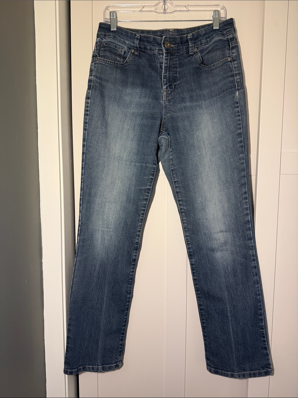 Bandolino Women's Straight-Leg Jeans — Medium Blue Wash